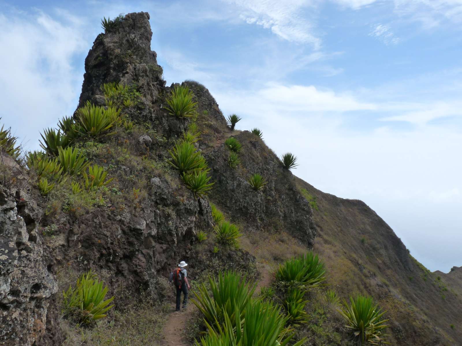 L'excursion commence à Cova, cratère transformé en champs, puis débute la fameuse randonnée aux 77 virages par des chemins sinueux à travers la vallée sur l'île de Santo Antão