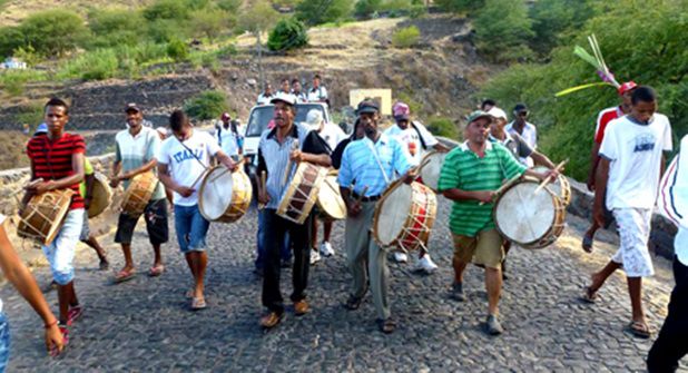 A la découverte d'un dimanche capverdien sur l'île de São Vicente, messe gospel, groupes folkloriques et les danses traditionnelles, groupes musicaux typiques