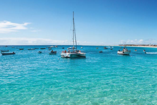 Sur un catamaran à la découverte de la côte ouest de l’île de Boa Vista en passant par l’îlot de Sal Rei jusqu’au large de la Baie de Chaves